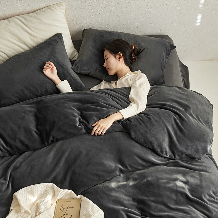 91家纺网 家纺一手货源 找家纺 千朵森 2024新款高克重纯色牛奶绒四件套 墨灰