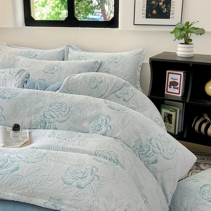 91家纺网 家纺一手货源 找家纺 新印象 2025新款高克重牛奶绒烂花四件套雕花绒四件套浪漫玫瑰-蓝