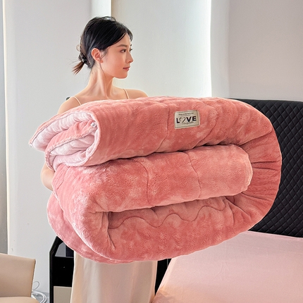 91家纺网 家纺一手货源 找家纺 （总）2024新款1保暖兔绒牛奶绒冬被-场景二