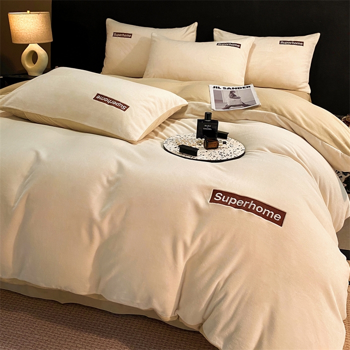 91家纺网 家纺一手货源 找家纺 笙意家纺 2025新款牛奶绒刺绣四件套-杰尼娅系列绒 杰尼亚-奶昔白+奶茶