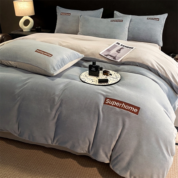 91家纺网 家纺一手货源 找家纺 笙意家纺 2025新款牛奶绒刺绣四件套-杰尼娅系列绒 杰尼亚-海清+山灰