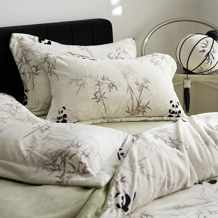 91家纺网 家纺一手货源 找家纺 千朵森 2024新款网红印花熊猫牛奶绒四件套  风格二 子初