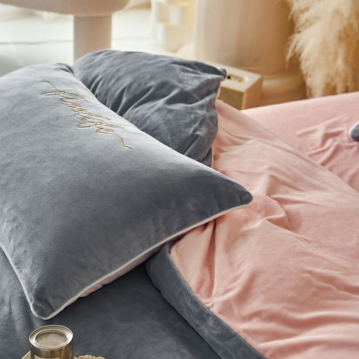 91家纺网 家纺一手货源 找家纺 千朵森 2024新款高端锦丝绒四件套-杰西卡 风格二 杰西卡-烟灰水粉