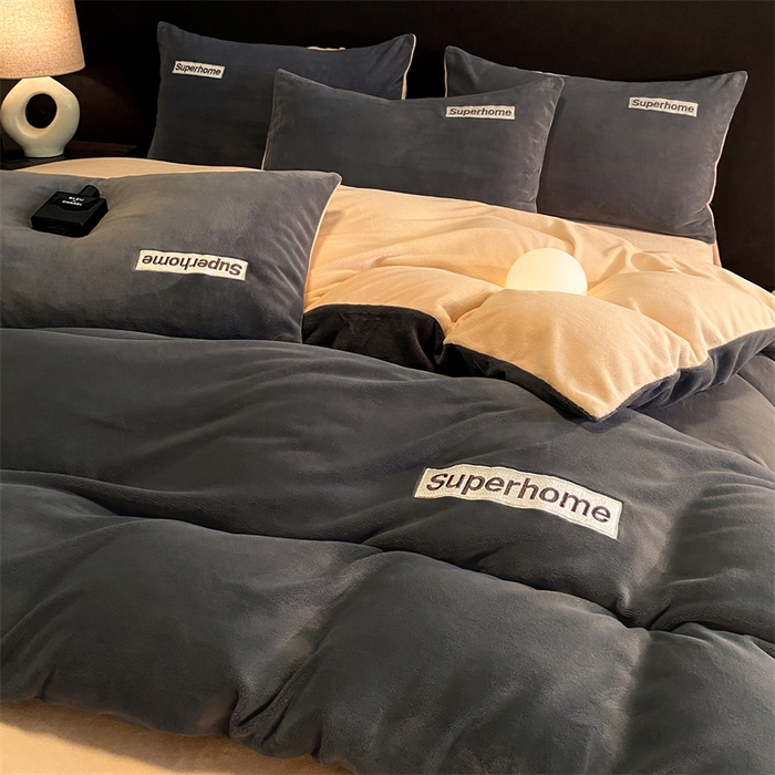 91家纺网 家纺一手货源 找家纺 笙意家纺 2025新款牛奶绒刺绣四件套-杰尼娅系列绒 杰尼亚-绅士灰+奶茶