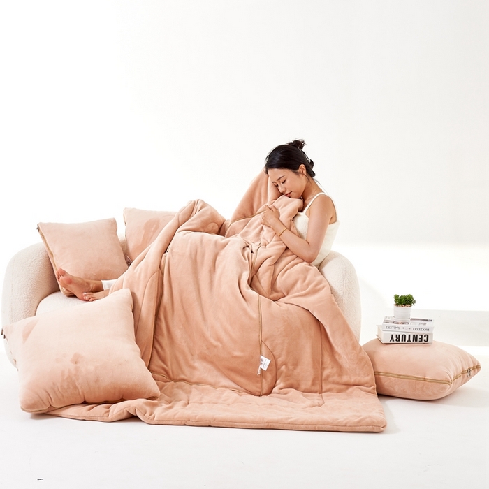 91家纺网 家纺一手货源 找家纺 照世家纺 2024新款牛奶绒纯色抱枕被（控价68/89/129/169/219） 驼色