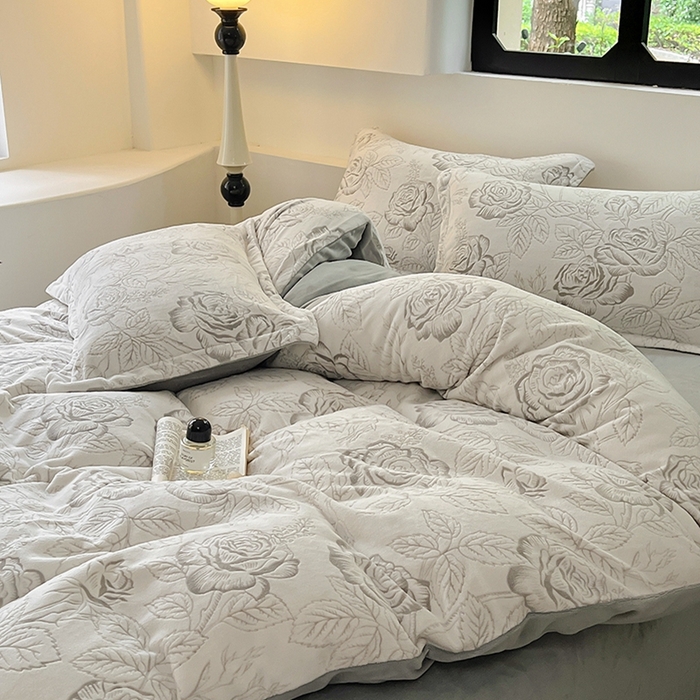 91家纺网 家纺一手货源 找家纺 新印象 2025新款高克重牛奶绒烂花四件套雕花绒四件套浪漫玫瑰