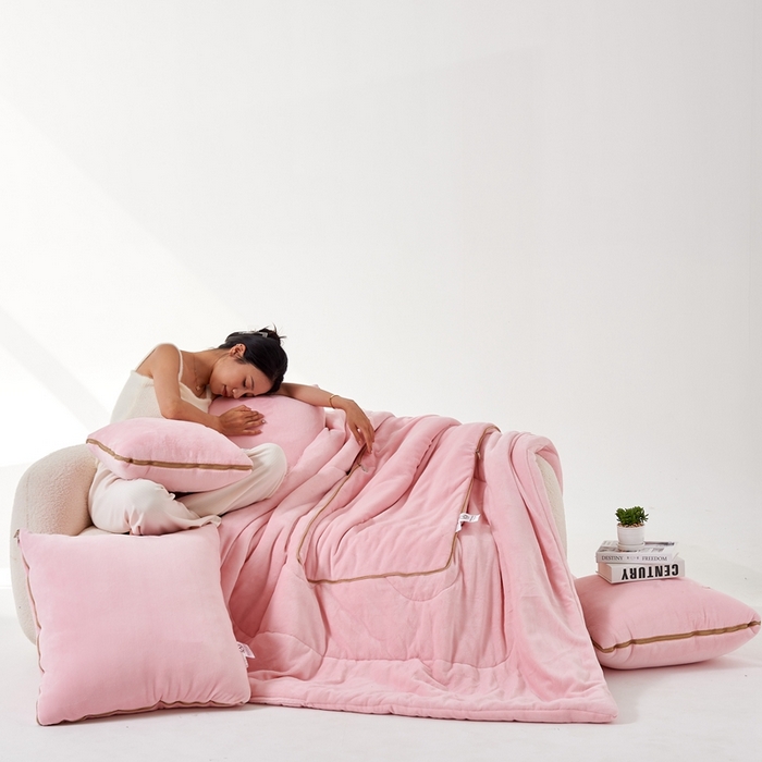 91家纺网 家纺一手货源 找家纺 照世家纺 2024新款牛奶绒纯色抱枕被（控价68/89/129/169/219） 浅粉