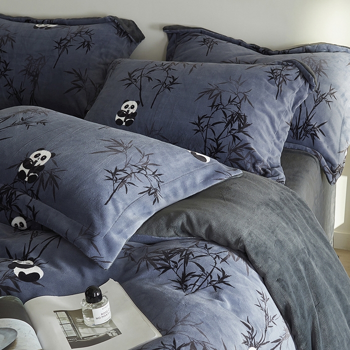 91家纺网 家纺一手货源 找家纺 千朵森 2024新款网红印花熊猫牛奶绒四件套 风格一 卡诺