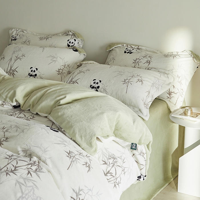 91家纺网 家纺一手货源 找家纺 千朵森 2024新款网红印花熊猫牛奶绒四件套 风格一 子初