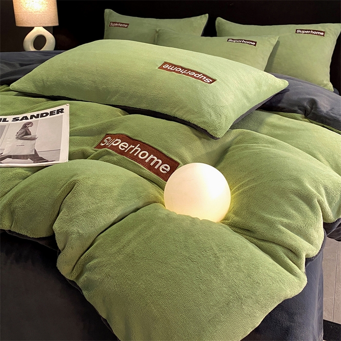 91家纺网 家纺一手货源 找家纺 笙意家纺 2025新款牛奶绒刺绣四件套-杰尼娅系列绒 杰尼亚-月牙绿+绅士灰