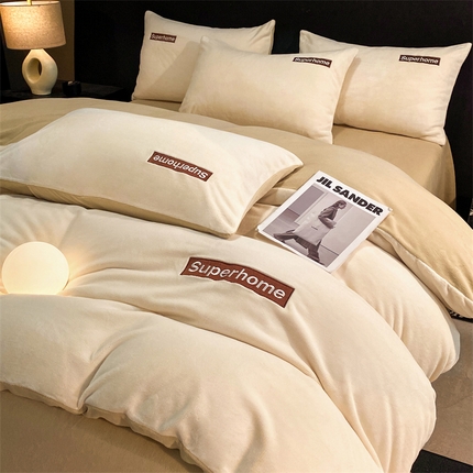 91家纺网 家纺一手货源 找家纺 笙意家纺 2025新款牛奶绒刺绣四件套-杰尼娅系列绒 杰尼亚-奶昔白+奶茶