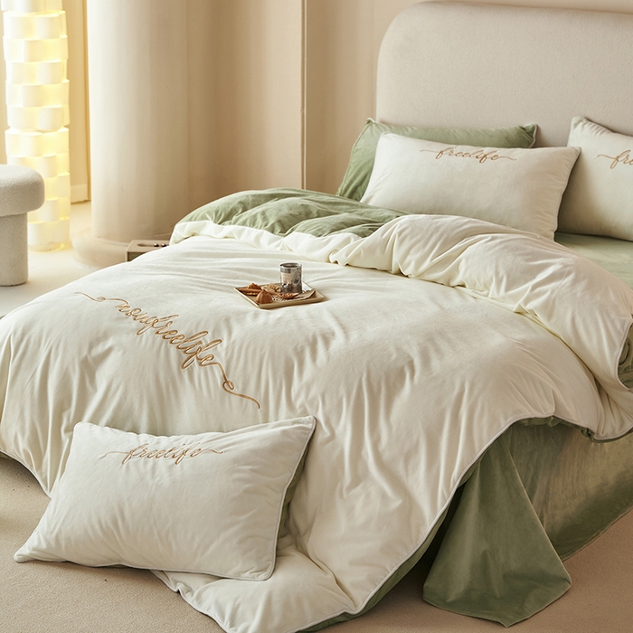 91家纺网 家纺一手货源 找家纺 千朵森 2024新款高端锦丝绒四件套-杰西卡 风格二 杰西卡-奶白配嫩绿