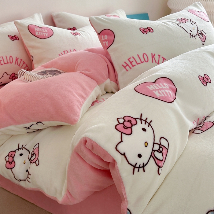 91家纺网 家纺一手货源 找家纺 2024新款三丽鸥高克重牛奶绒四件套 爱心KT猫