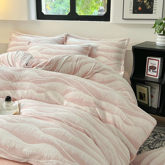 91家纺网 家纺一手货源 找家纺 新印象 2025新款高克重牛奶绒烂花四件套雕花绒四件套流光-粉