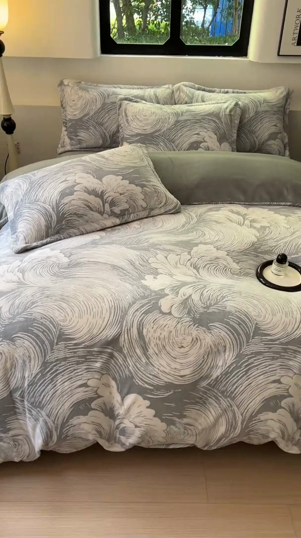 91家纺网 家纺一手货源 找家纺 新印象 2025新款高克重牛奶绒烂花四件套雕花绒四件套浪花-灰