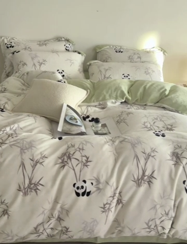 91家纺网 家纺一手货源 找家纺 千朵森 2024新款网红印花熊猫牛奶绒四件套 风格一 子初