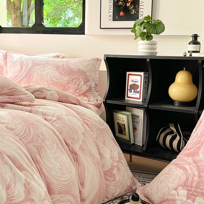 91家纺网 家纺一手货源 找家纺 新印象 2025新款高克重牛奶绒烂花四件套雕花绒四件套浪花-粉