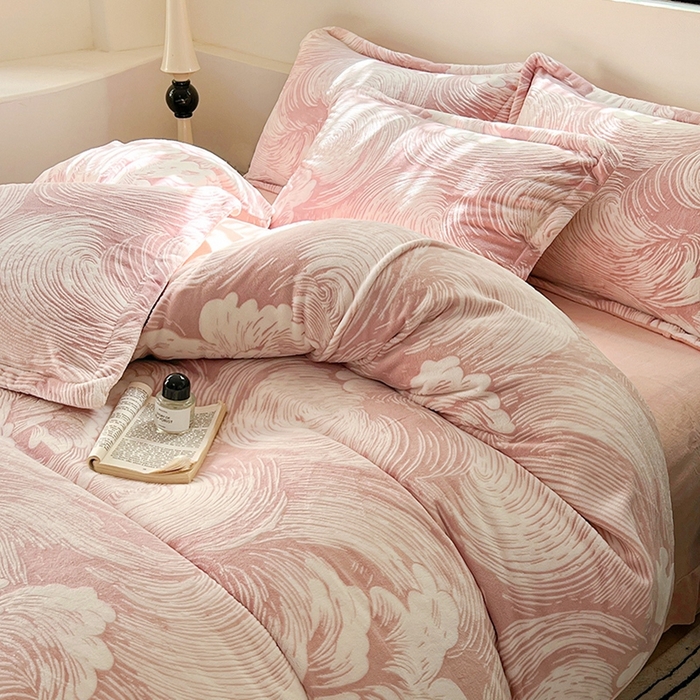 91家纺网 家纺一手货源 找家纺 新印象 2025新款高克重牛奶绒烂花四件套雕花绒四件套浪花-粉