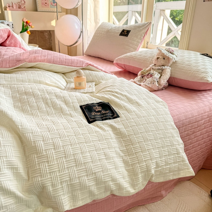 91家纺网 家纺一手货源 找家纺 红日子纺织品 2024新款A类华夫格双拼四件套 奶昔白+少女粉