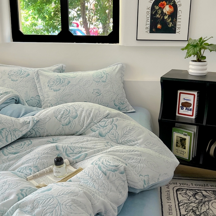 91家纺网 家纺一手货源 找家纺 新印象 2025新款高克重牛奶绒烂花四件套雕花绒四件套浪漫玫瑰-蓝