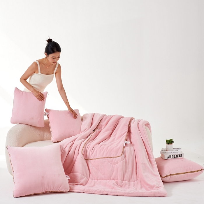 91家纺网 家纺一手货源 找家纺 照世家纺 2024新款牛奶绒纯色抱枕被（控价68/89/129/169/219） 浅粉