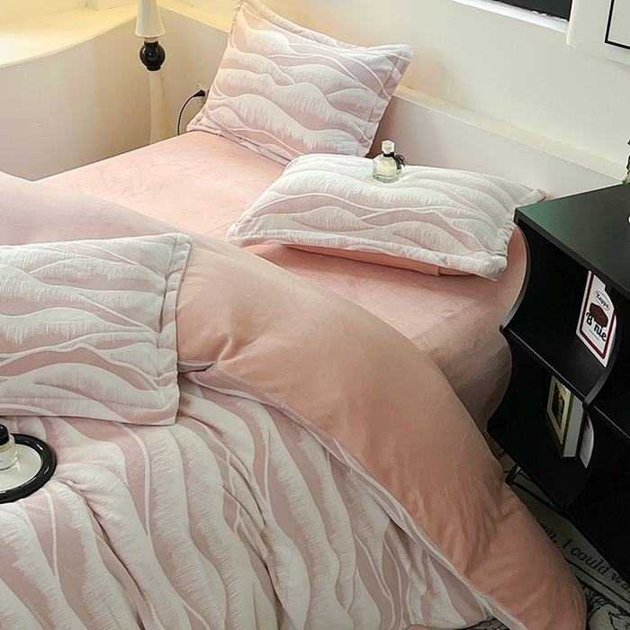 91家纺网 家纺一手货源 找家纺 新印象 2025新款高克重牛奶绒烂花四件套雕花绒四件套流光-粉