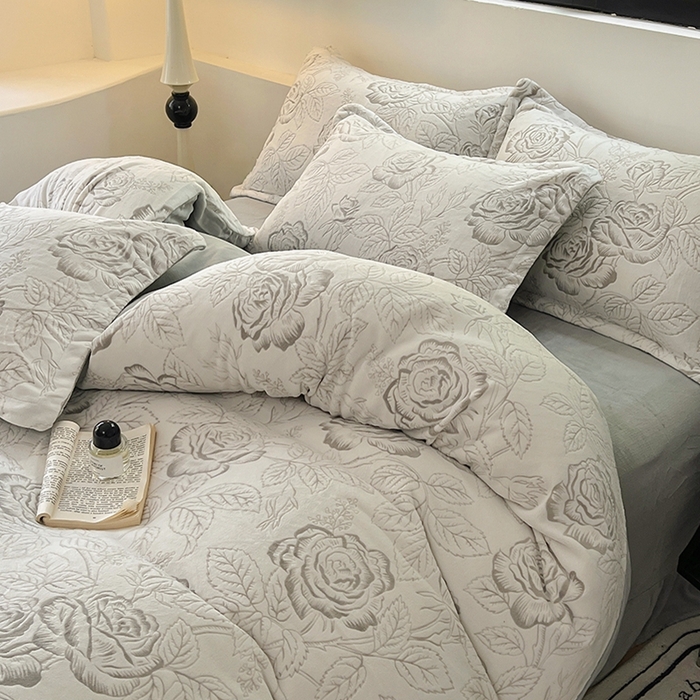 91家纺网 家纺一手货源 找家纺 新印象 2025新款高克重牛奶绒烂花四件套雕花绒四件套浪漫玫瑰