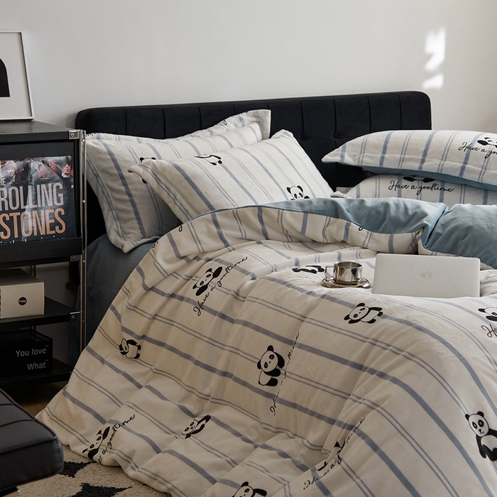 91家纺网 家纺一手货源 找家纺 千朵森 2024新款网红印花熊猫牛奶绒四件套  风格二 梵伊