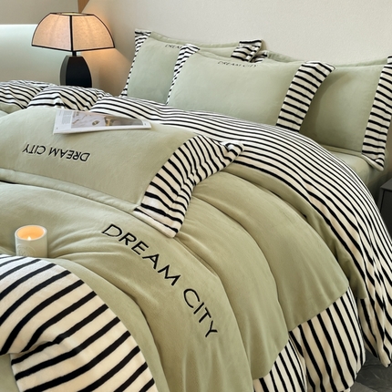 91家纺网 家纺一手货源 找家纺 （总）子曰 2025新款牛奶绒精美拼色刺绣四件套-格林