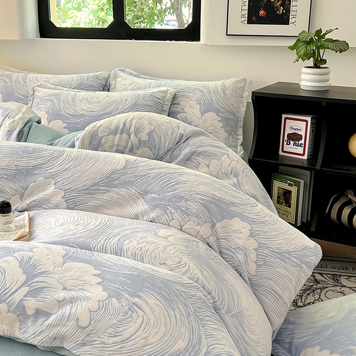 91家纺网 家纺一手货源 找家纺 新印象 2025新款高克重牛奶绒烂花四件套雕花绒四件套浪花-浅兰