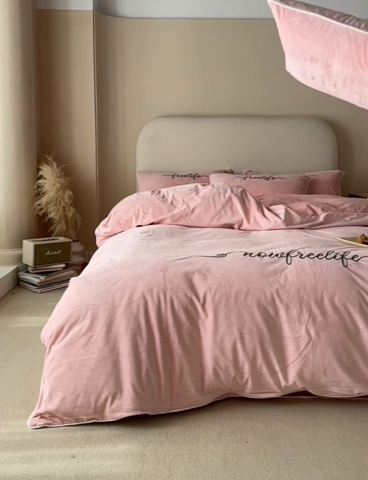 91家纺网 家纺一手货源 找家纺 千朵森 2024新款高端锦丝绒四件套-杰西卡 风格二 杰西卡-艾玉