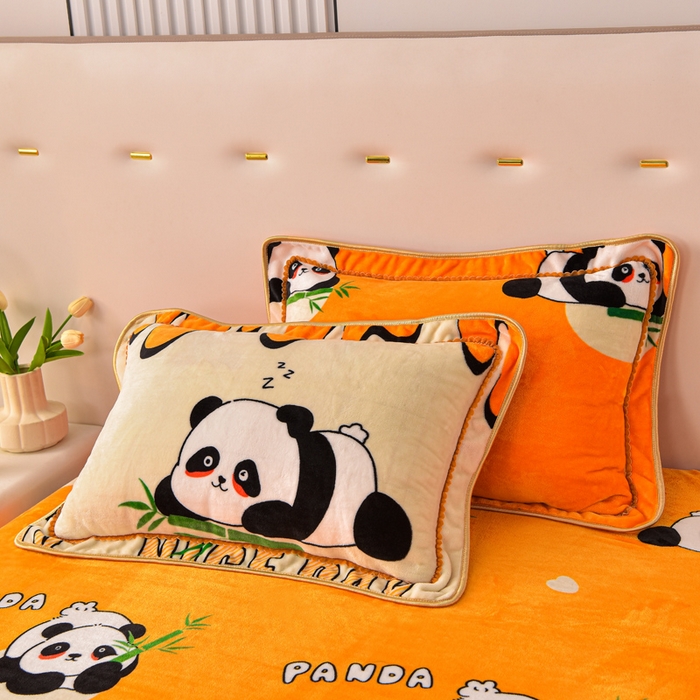 91家纺网 家纺一手货源 找家纺 静缘分 2025新款230克特厚8.5斤牛奶绒金貂绒床裙款保暖四件套-可爱熊猫