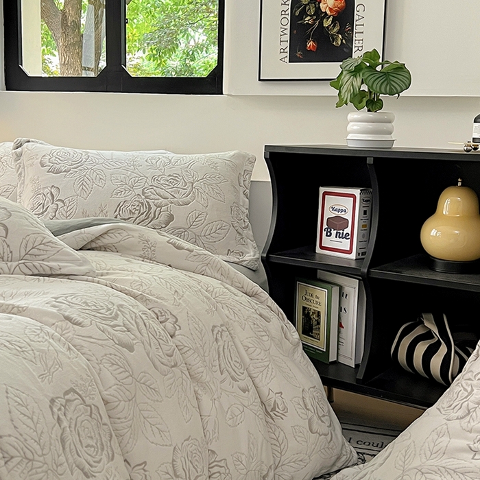 91家纺网 家纺一手货源 找家纺 新印象 2025新款高克重牛奶绒烂花四件套雕花绒四件套浪漫玫瑰