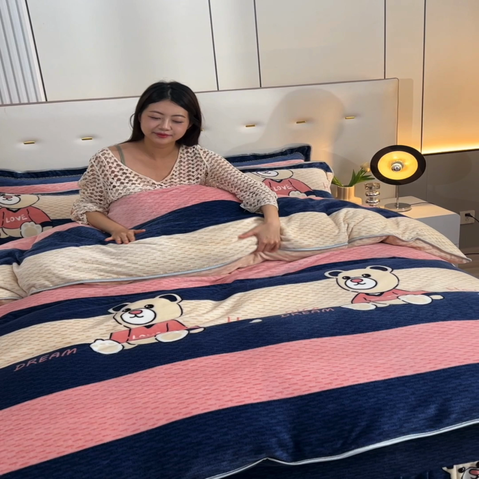 91家纺网 家纺一手货源 找家纺 静缘分 2025新款230克特厚8.5斤牛奶绒金貂绒床裙款保暖四件套-宝贝熊