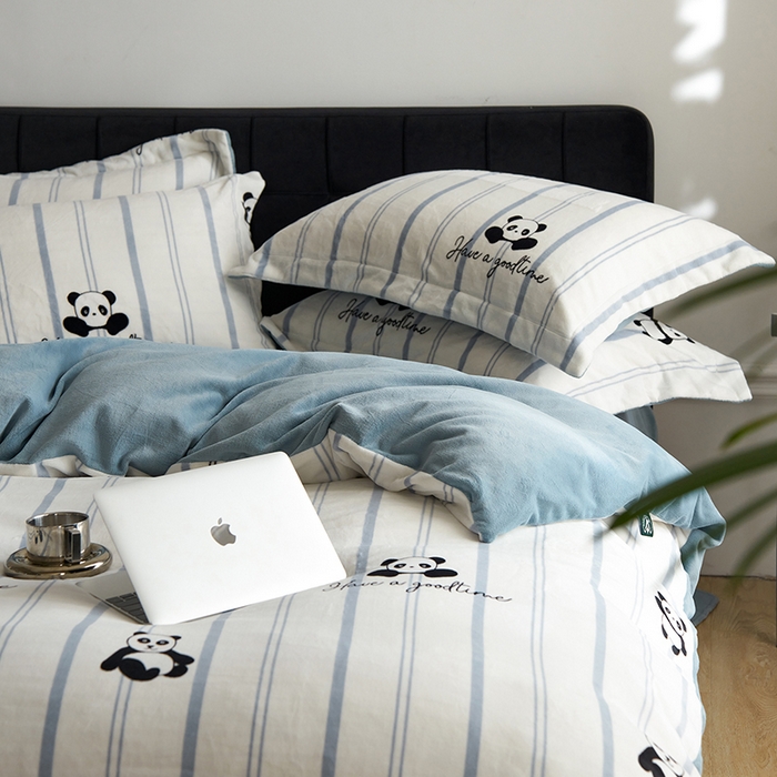 91家纺网 家纺一手货源 找家纺 千朵森 2024新款网红印花熊猫牛奶绒四件套  风格二 梵伊