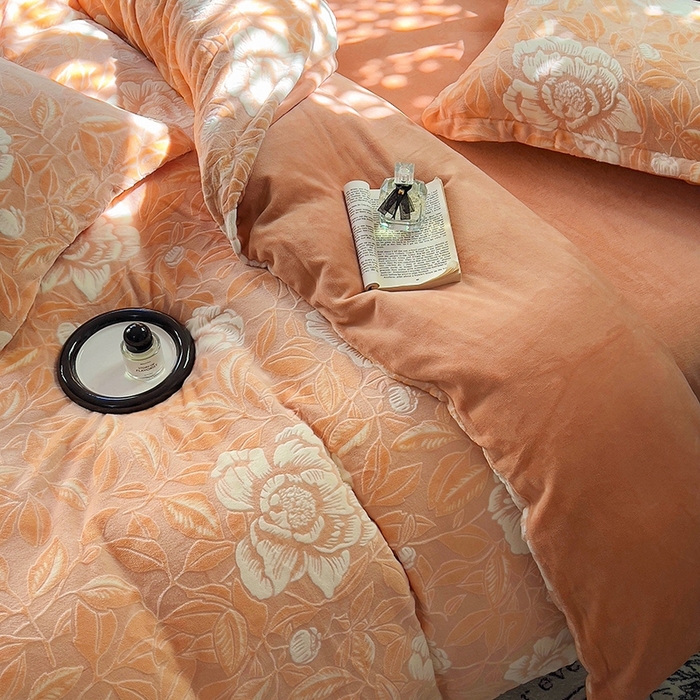 91家纺网 家纺一手货源 找家纺 新印象 2025新款高克重牛奶绒烂花四件套雕花绒四件套浪漫花语