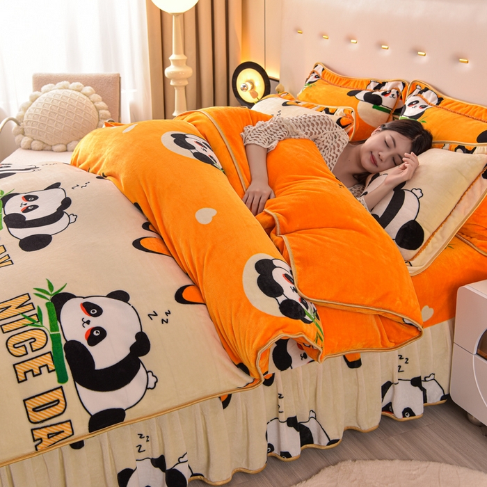 91家纺网 家纺一手货源 找家纺 静缘分 2025新款230克特厚8.5斤牛奶绒金貂绒床裙款保暖四件套-可爱熊猫