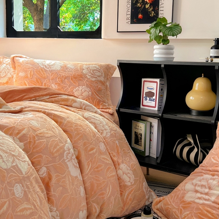 91家纺网 家纺一手货源 找家纺 新印象 2025新款高克重牛奶绒烂花四件套雕花绒四件套浪漫花语