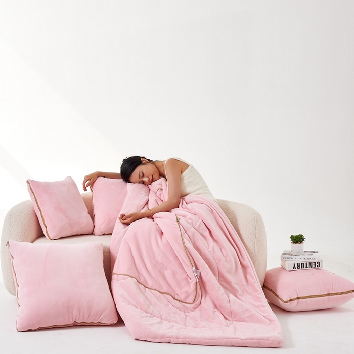 91家纺网 家纺一手货源 找家纺 照世家纺 2024新款牛奶绒纯色抱枕被（控价68/89/129/169/219） 浅粉