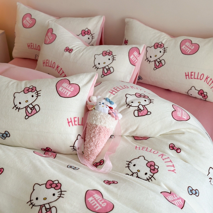 91家纺网 家纺一手货源 找家纺 2024新款三丽鸥高克重牛奶绒四件套 爱心KT猫