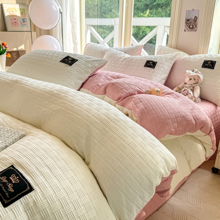 91家纺网 家纺一手货源 找家纺 红日子纺织品 2024新款A类华夫格双拼四件套 奶昔白+少女粉