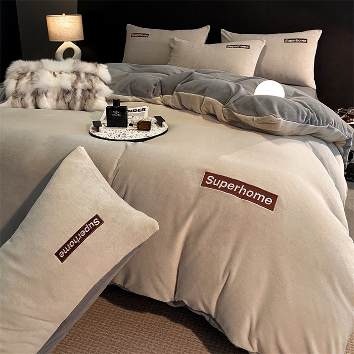 91家纺网 家纺一手货源 找家纺 笙意家纺 2025新款牛奶绒刺绣四件套-杰尼娅系列绒 杰尼亚-山灰+中灰