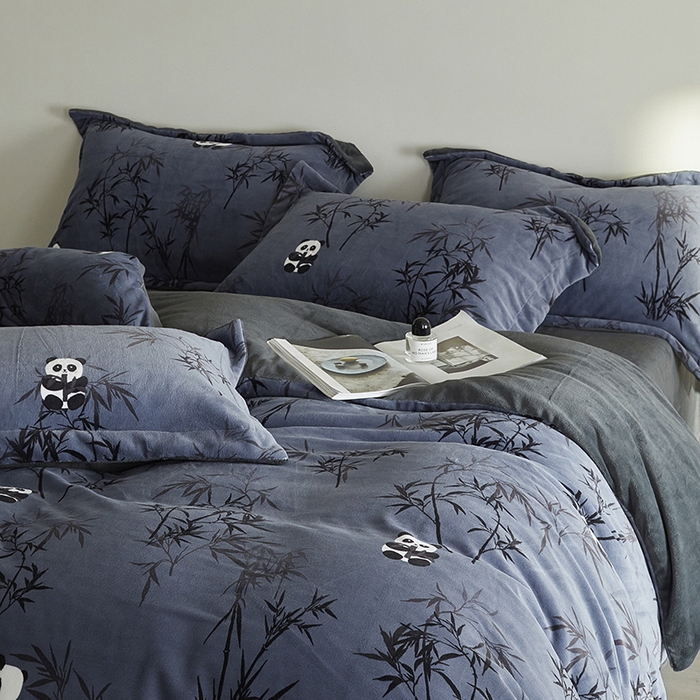 91家纺网 家纺一手货源 找家纺 千朵森 2024新款网红印花熊猫牛奶绒四件套 风格一 卡诺