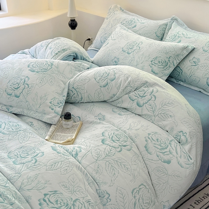 91家纺网 家纺一手货源 找家纺 新印象 2025新款高克重牛奶绒烂花四件套雕花绒四件套浪漫玫瑰-蓝