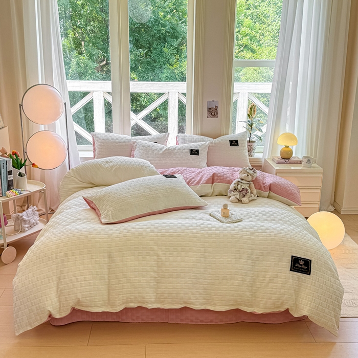 91家纺网 家纺一手货源 找家纺 红日子纺织品 2024新款A类华夫格双拼四件套 奶昔白+少女粉