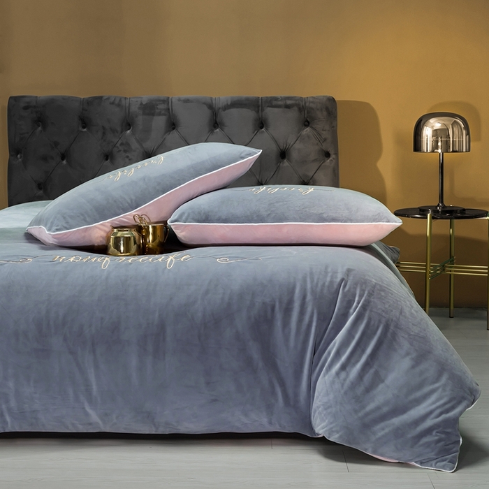 91家纺网 家纺一手货源 找家纺 千朵森 2024新款高端锦丝绒四件套-杰西卡 风格一 杰西卡-烟灰水粉