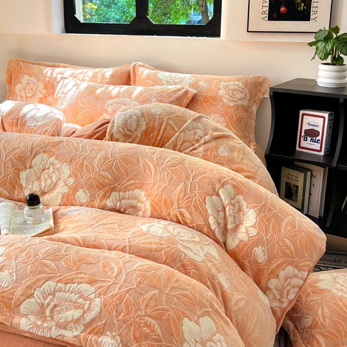 91家纺网 家纺一手货源 找家纺 新印象 2025新款高克重牛奶绒烂花四件套雕花绒四件套浪漫花语