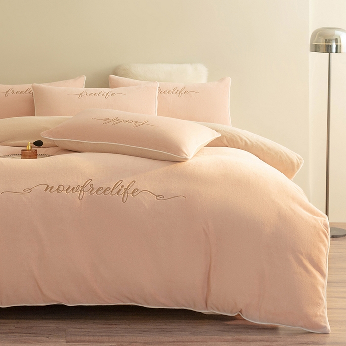 91家纺网 家纺一手货源 找家纺 千朵森 2024新款奢美牛奶绒刺绣四件套 香糯粉