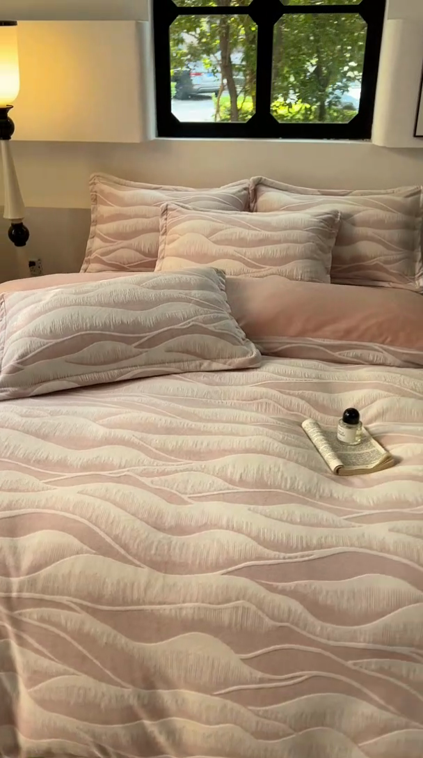 91家纺网 家纺一手货源 找家纺 新印象 2025新款高克重牛奶绒烂花四件套雕花绒四件套流光-粉