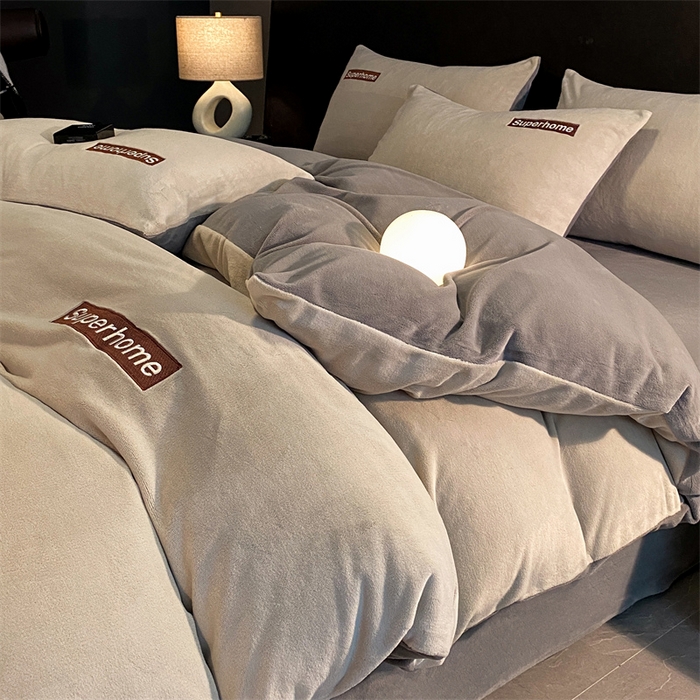 91家纺网 家纺一手货源 找家纺 笙意家纺 2025新款牛奶绒刺绣四件套-杰尼娅系列绒 杰尼亚-山灰+中灰